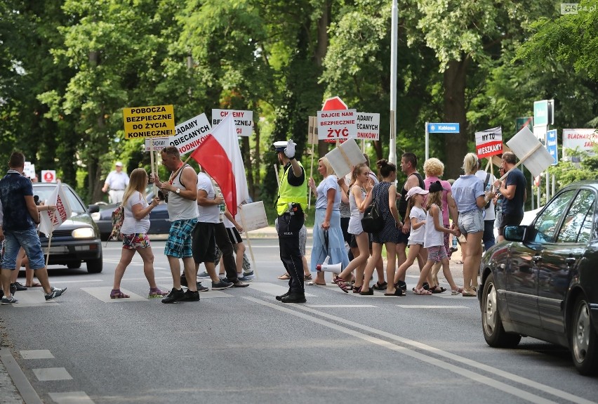 Protest mieszkańców Załomia. Wyszli na ulicę, bo mają dość oczekiwania na remont. A ruch nad morze coraz większy [ZDJĘCIA]