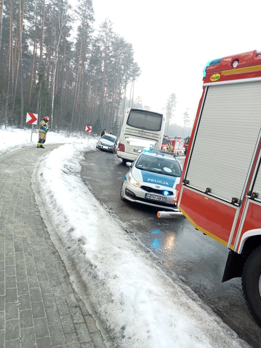 S8. Kolizja na węźle Knurowiec z udziałem samochodu osobowego i autokaru. 23.02.2021