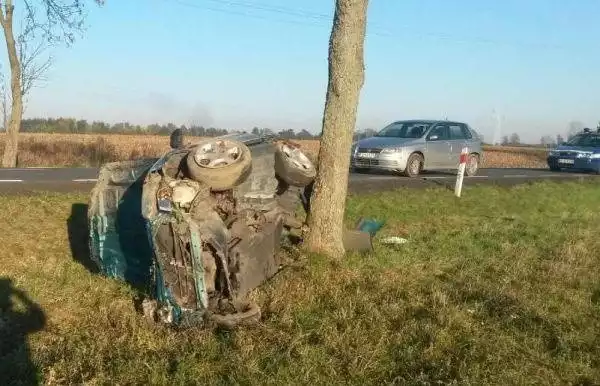W wypadku koło Żagania ucierpiało czterech młodych mężczyzn.
