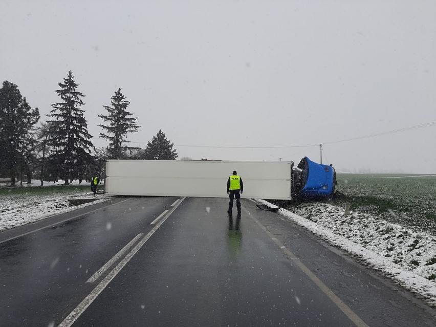 Wypadek w Włonicach. Przewróciła się ciężarówka. Krajowa trasa numer 79 była całkowicie zablokowana [ZDJĘCIA] 