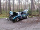 Polska Nowa Wieś. Audi uderzyło w drzewo. Samochodem miało jechało 6 osób, a kierowca miał oddalić się z miejsca zdarzenia