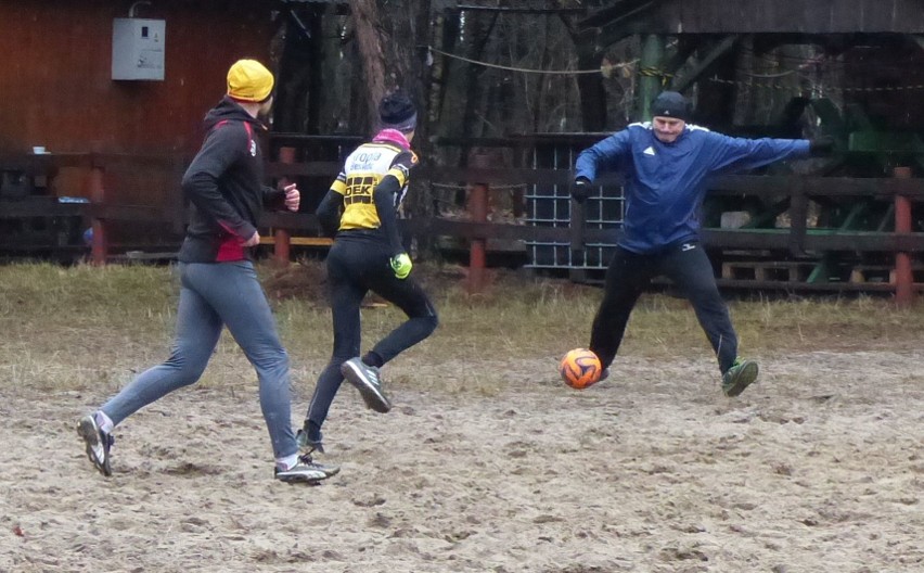 Kolarze mieli w Kielcach sylwestrowy mecz piłki nożnej. Grali Zbigniew Piątek i Kazimierz Stafiej [DUŻO ZDJĘĆ, WIDEO]