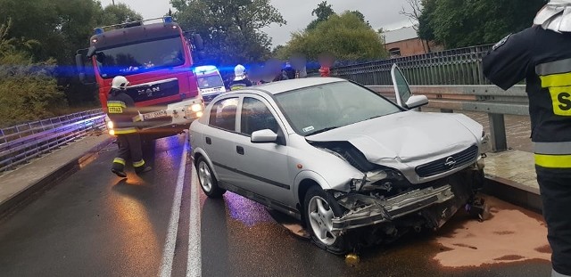 W niedzielę kilka minut przed godz 19 na ul. Szczecińskiej w Karlinie doszło do groźnie wyglądającego zdarzenia drogowego z udziałem jednego auta osobowego marki Opel. Autem podróżowały trzy osoby, jedna z nich została ranna. Jak udało nam się ustalić na miejscu zdarzenia mężczyzna kierujący Oplem Astra nie dostosował prędkości do warunków panujących na drodze w wyniku czego stracił panowanie nad pojazdem i uderzył w barierki. Na miejscu błyskawicznie pojawiły się służby ratunkowe. Droga została całkowicie zamknięta.Zobacz także Szczecinek: wypadek ciężarówki na DK11