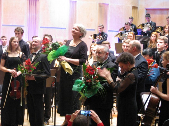 Na zdjęciu dyrygenci, którzy prowadzili orkiestrę (z kwiatami): Thomas Grasse, Hannelore Swartman i Hubert Prochota.