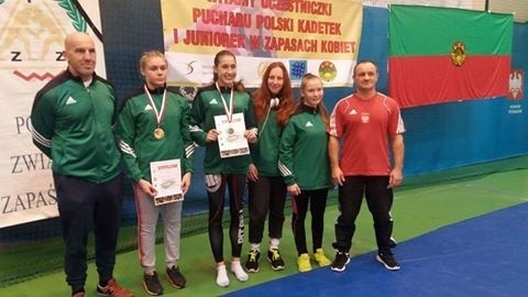 Sara Jóźwiak (druga z lewej) miała szansę zadebiutować w KLZ, ale AKS nie wystawił zawodniczki w jej wadze