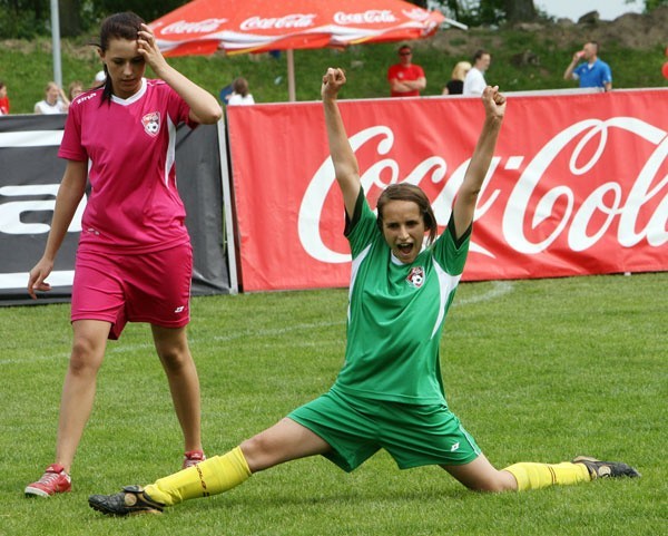 "Gooool!&#8221; &#8211; dziewczyny w efektowny sposób fetowały zdobyte w Łomży bramki