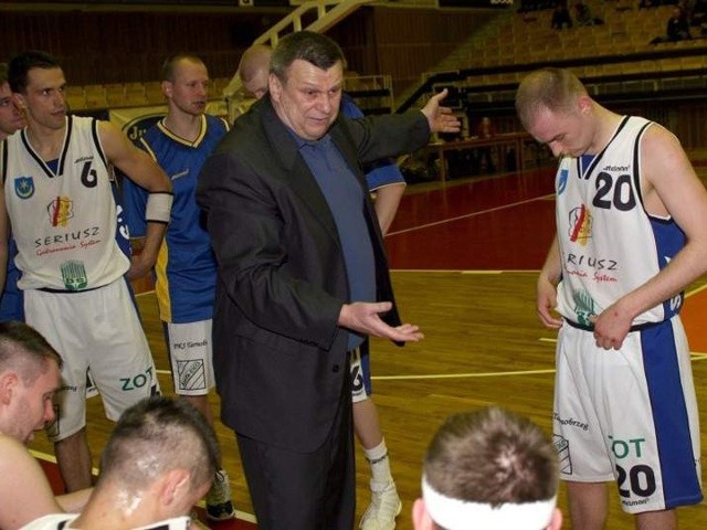 Zbigniew Pyszniak zarzuca byłym koszykarzom chciwość, ci nie pozostają mu dłużni.   