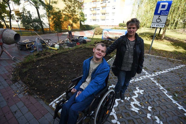 Hanna Jarzębowska z synem Dawidem. Dla niej liczy się każdy metr od parkingu, bo sama nosi syna do auta