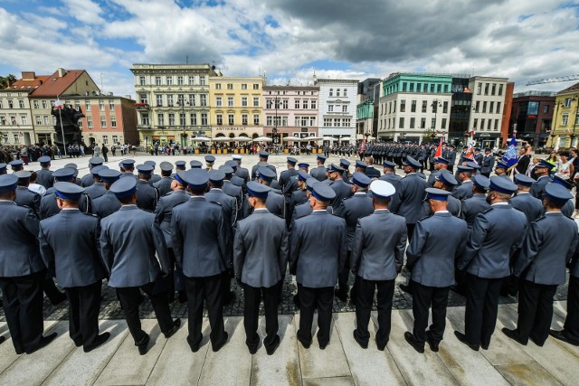 W regionie mamy blisko 5 tysięcy policjantów. Z danych zawierających informacje o stanie kadrowym policji za lata 2014 - 2018 dowiadujemy się policjantów, w jakim wieku mamy najwięcej z jakim stażem pracy czy wykształceniem. Zobaczcie.  >>>>>>>