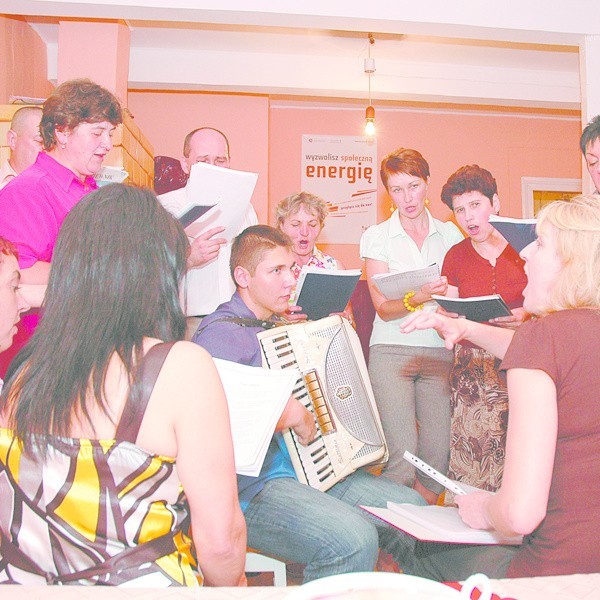 W piątek w obecności akordeonisty i instruktora śpiewu odbyło się pierwsze spotkanie przy pieśni.  Śpiewali nie tylko mieszkańcy Parcewa, ale i ci, którzy wyjechali ze wsi do Bielska