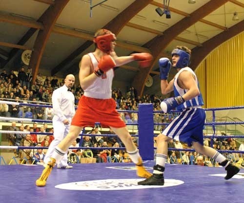 Tomasz Dziamałek walczy z Davidem Leo. W tle arbiter ringowy z Kanady