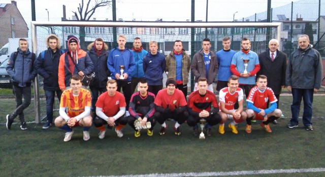 Młodzi piłkarze grali na buskim Orliku - w turniejach z okazji Święta Niepodległości.