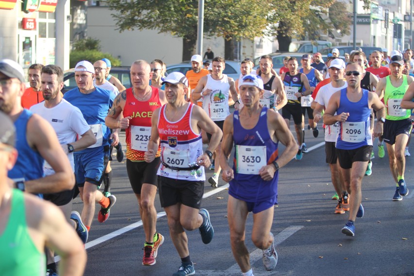 Zdjęcia z maratonu w Poznaniu 2018 - biegacze na pierwszym...