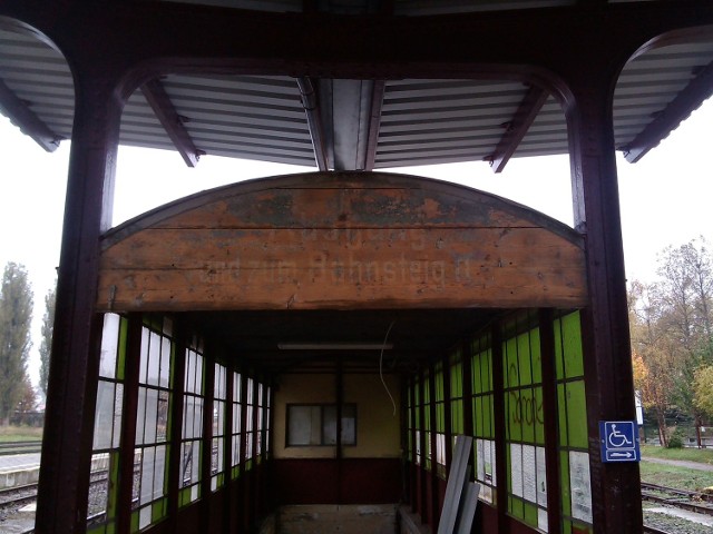 Podczas remontu peronów odkryto zabytkowe, niemieckie napisy. Ciekawe, jakie niespodzianki odsłonią mury dworca, jeśli dojdzie do renowacji.