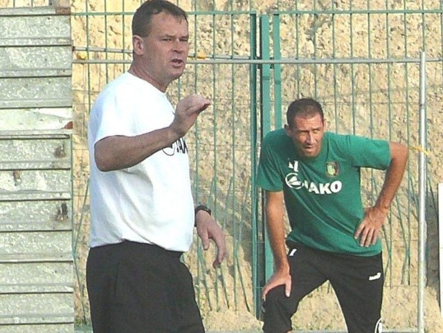 Trener drugoligowych piłkarzy Stali Stalowa Wola (z lewej, obok Jarosław Piątkowski) zachowa swoją posadę. Władze piłkarskiej spółki liczą jednak na wygrane w najbliższych spotkaniach.