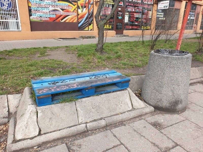 Niebieska ławka z palet na ul. Paderewskiego.