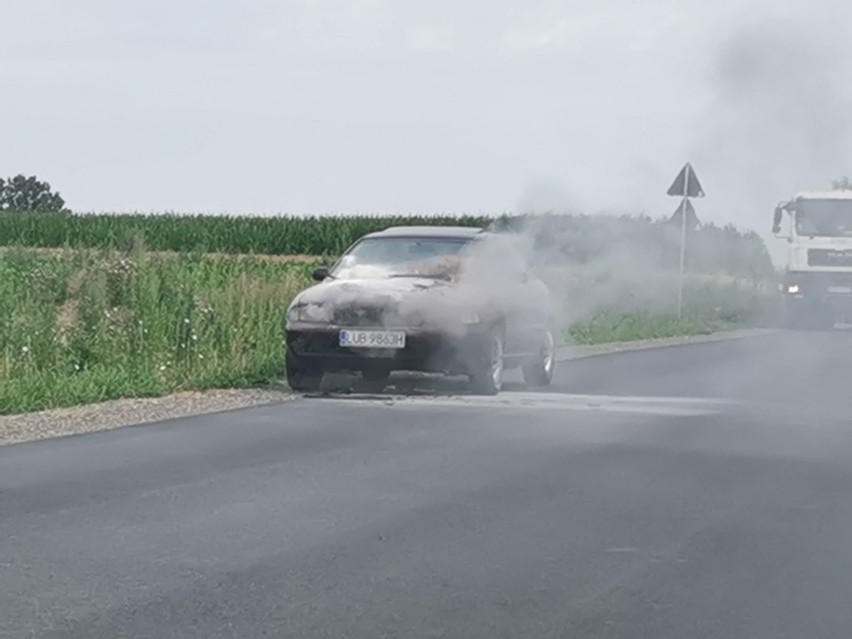 Na poboczu płonie Audi A4