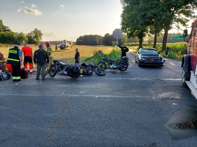 Do groźnego wypadku doszło na skrzyżowaniu w miejscowości Lipie, gmina Kiełczygłów, w sobotę 31 lipca. W zdarzeniu udział brały dwa motocykle oraz osobowy mercedes.