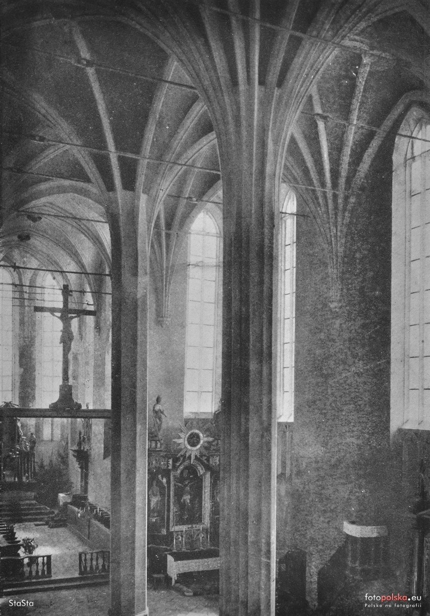 Lata 1910-1914 , Wnętrze kościoła kolegiackiego w Wiślicy....