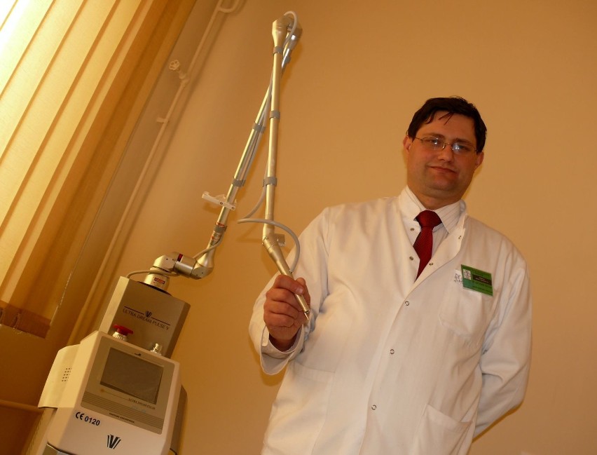 Dr Jerzy Maciąg prezentuje nowoczesny laser CO2.
