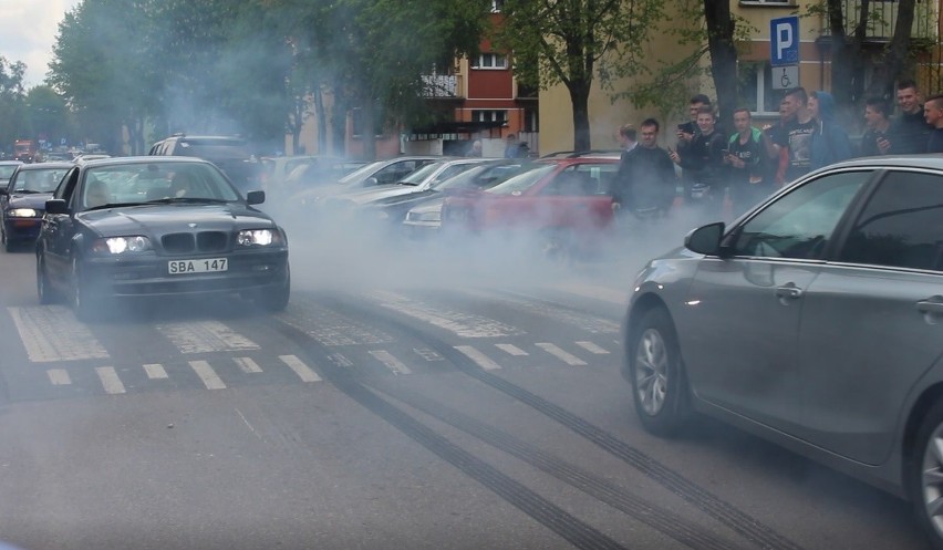 Palenie gumy pod Mechaniakiem w Białymstoku. Tak maturzyści świętowali zakończenie roku szkolnego (foto, wideo)