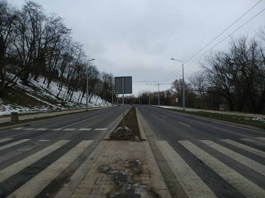 Potrącenie na ul. Nadbystrzyckiej w Lublinie. 14-latka w szpitalu. Droga zablokowana