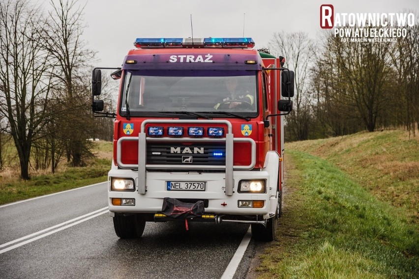 Wypadek na drodze krajowej nr 16. Na trasie Sędki - Ełk, kierowca audi wjechał do rowu (zdjęcia)