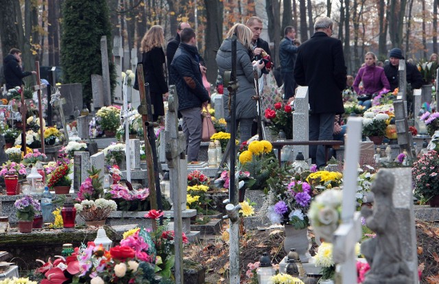 Przy pięknej pogodzie Grudziądzanie masowo odwiedzali grudziądzkie cmentarze. Szczyt frekwencji  przypadł na godziny południowe. Wygrali Ci, którzy wybrali transport miejski, bo zaparkowanie samochodu graniczyło z cudem.