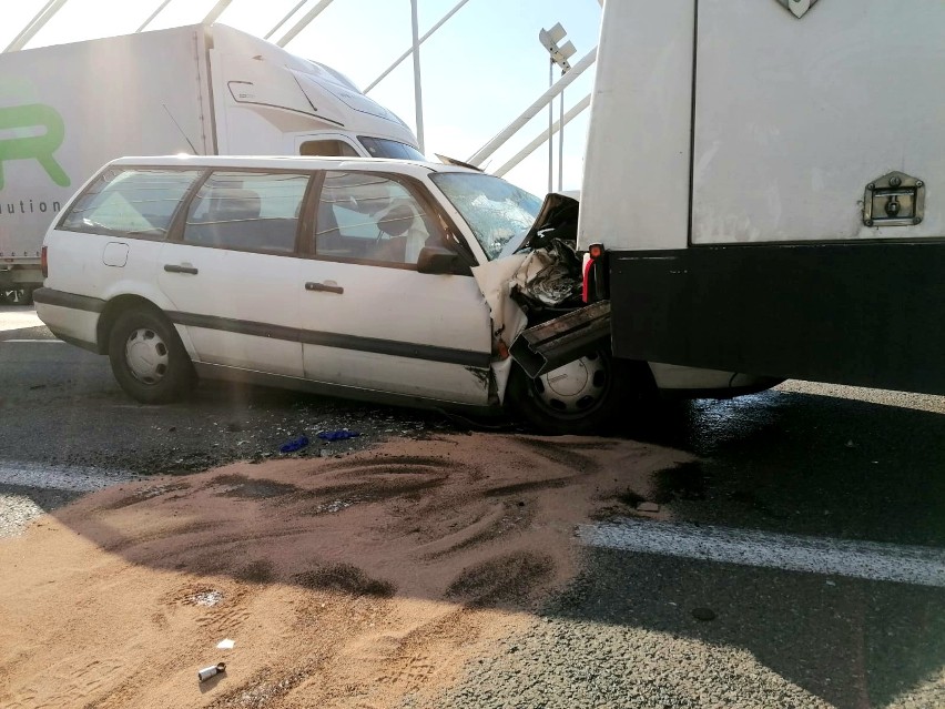 Groźny wypadek na AOW. Auto uderzyło w cysternę przewożącą azot (ZDJĘCIA)