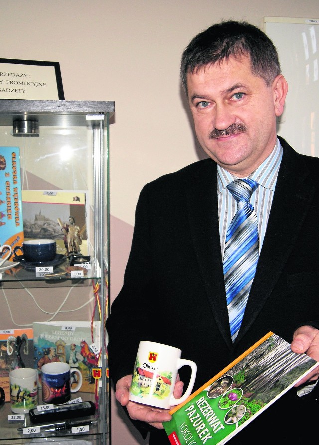 Waldemar Czarnota, zastępca dyrektora MOK, który ma biuro na ul. Szpitalnej, pokazuje gadżety związane z Olkuszem