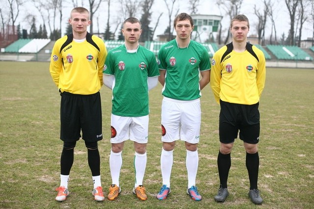Nowi piłkarze Radomiaka, Dominik Budzyński (od lewej), Jakub Cieciura, Daniel Ciach i Michał Domański.