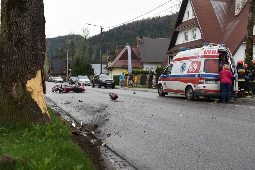 Wypadek w Zakopanem. Motocyklista uderzył w drzewo, zmarł w szpitalu