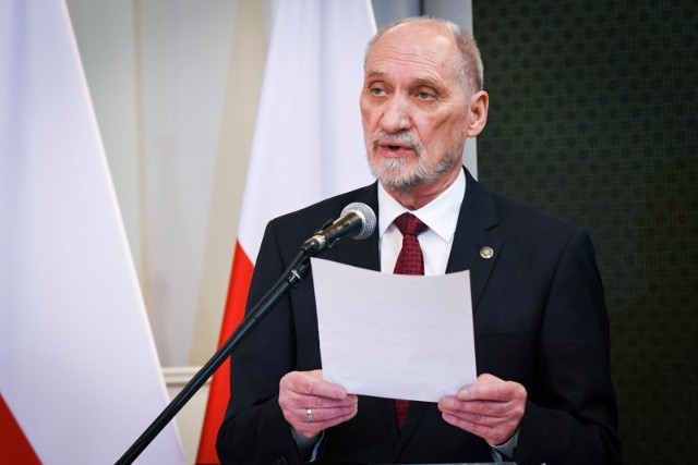 Pod oświadczeniem podkomisji podpisał się jej przewodniczący Antoni Macierewicz