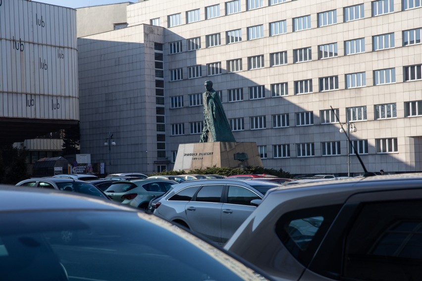 Aktywiści chcą likwidacji parkingu przy pl. Sejmu Śląskiego...