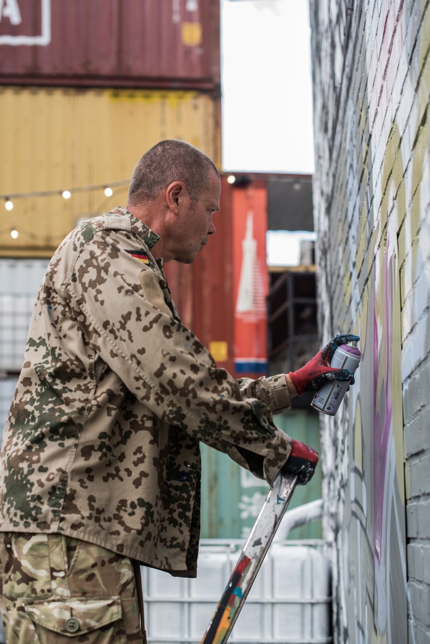 Gwiazdy graffiti w Stoczni Gdańskiej. Wspólnymi siłami ozdobią transformator