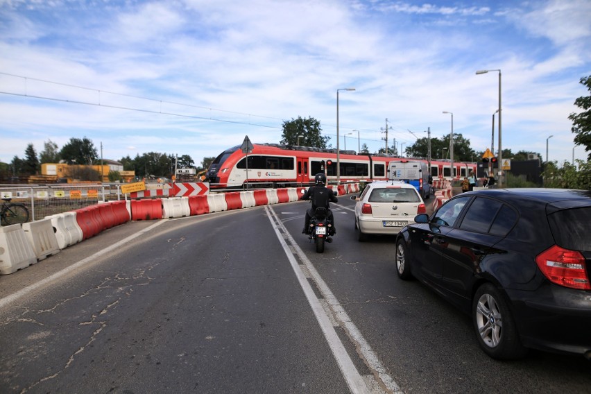 Na Plewiskach trwa budowa węzła komunikacyjnego i przejazdu...