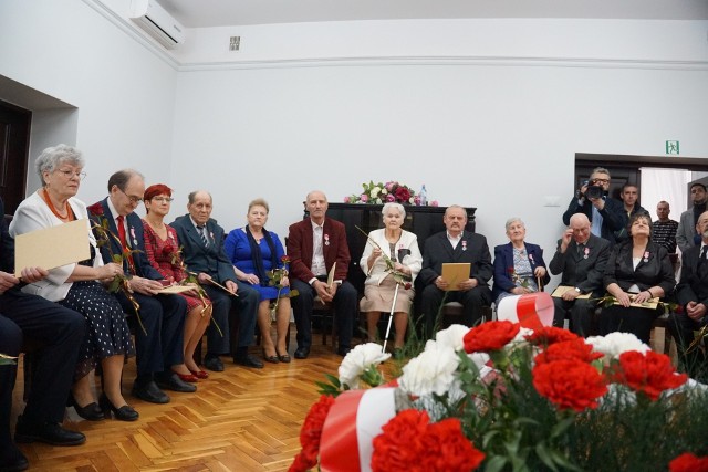 Medale Za Długoletnie Pożycie Małżeńskie są przyznawane osobom, które przeżyły co najmniej 50 lat w jednym związku małżeńskim