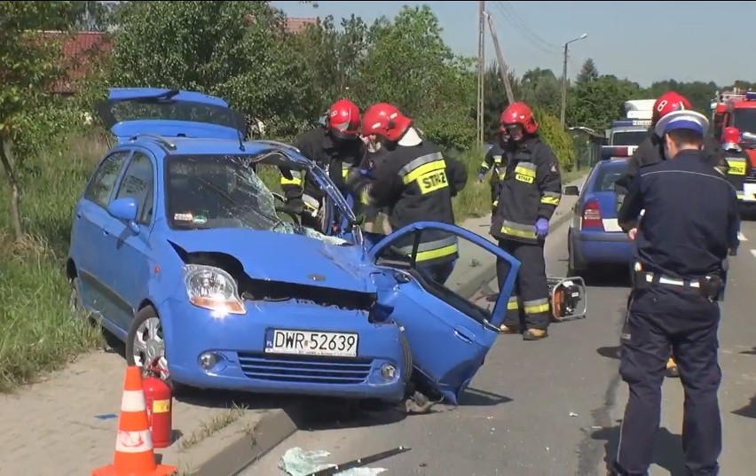 Wypadek w Jeszkowicach. Bela materiału przygniotła kierowcę! (FILM, ZDJĘCIA)
