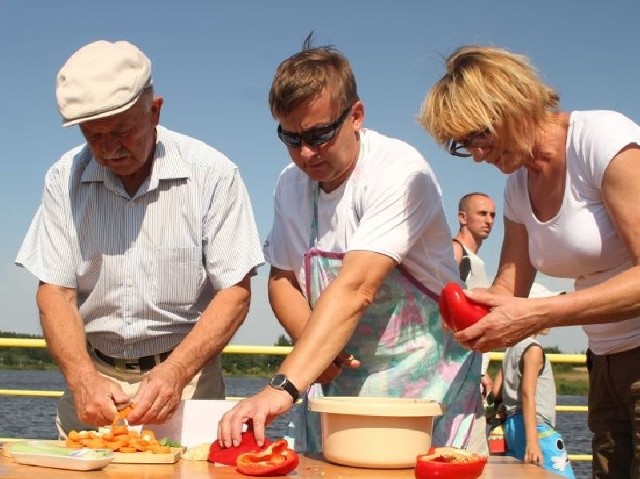 W konkursie na najlepszą zupę rybną w jednym zespole wystartowali wójt gminy Łopuszno Zdzisław Oleksiewicz - z lewej oraz burmistrz Bodzentyna Marek Krak.