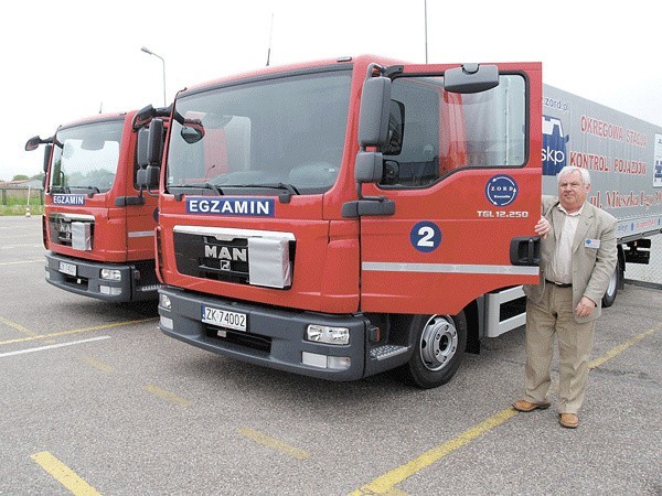 Egzaminator Zbigniew Majka prezentuje dwie nowe ciężarówki, które kosztowały około 600 tysięcy złotych. 