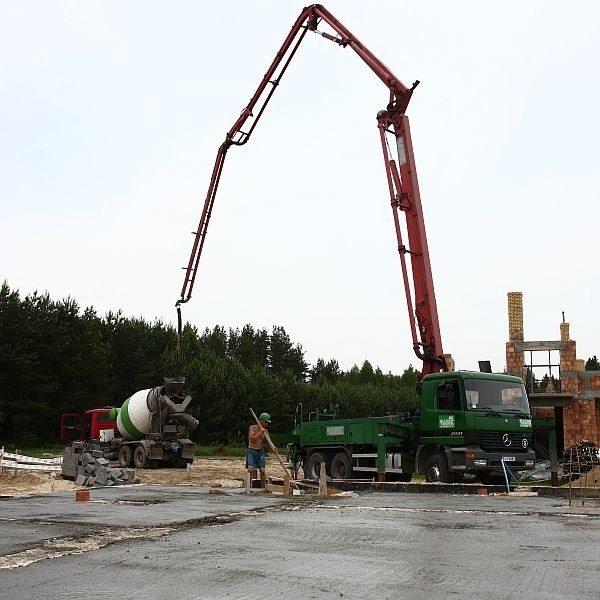 Fundamenty są już gotowe. W ubiegłym tygodniu robotnicy zakończyli ich wylewanie, a wcześniej wykonali podpodłogową instalację. Teraz przystępują już do stawiania ścian.