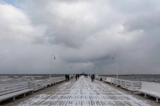 24 02 2018 sopot. zima na molo w sopocie. z powodu oblodzenia zamkniety zostal fragment molo fot. piotr hukalo / dziennik baltycki / polska press