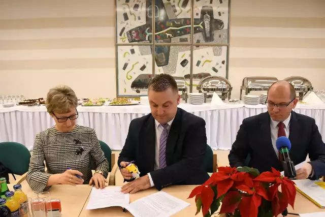 Umowę na dofinansowanie podpisał wójt gminy Moskorzew Andrzej Walasek