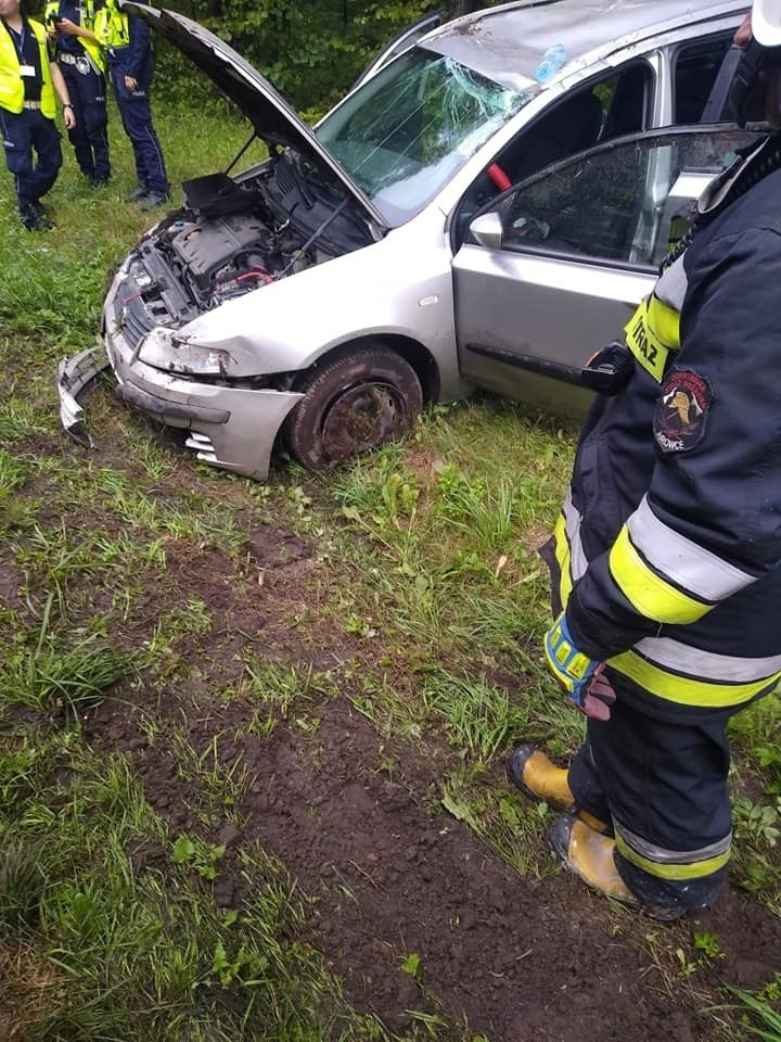 Katrynka. Wypadek na DK 8. Samochód wypadł z drogi. Dwie