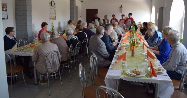 Program „Danie Wspólnych Chwil” to odpowiedź na problem samotności seniorów, mający zwracać uwagę na kwestię prawidłowego żywienia oraz aktywizację lokalnego potencjału, zarówno kulinarnego, jak i w wymiarze społecznym.