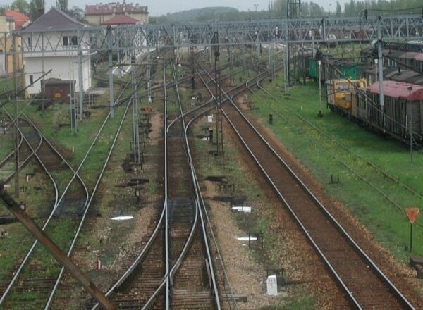 Przez Skarżysko krzyżują się główne trasy kolejowe z północy, południa, wschodu i zachodu.Jeśli zasilanie trakcji kolejowej zostanie wyłączone, wagony będą ciągnięte przez wolniejsze i bardziej hałaśliwe od elektrowozów maszyny spalinowe.