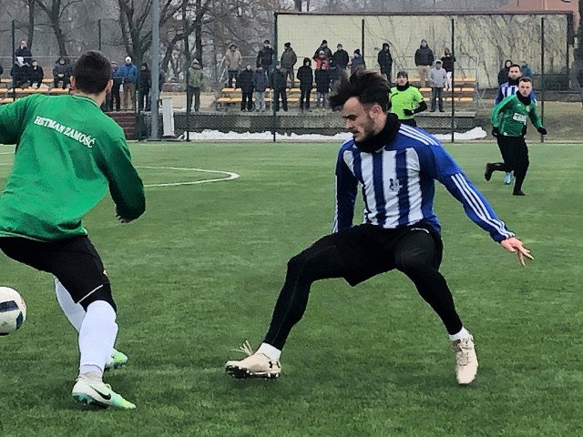 Sokół(biało-niebieskie) stroje wygrał kolejny mecz sparingowy