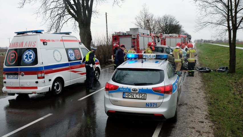 Wypadek koło Chojnic w poniedziałek, 12.04.2021 r. Na DW 212...