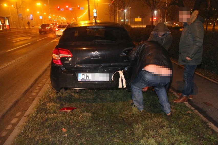 Wypadek na Bałtyckiej. Audi wpadło w poślizg, ścięło słupek i uderzyło w citroena. W A4 sześć osób