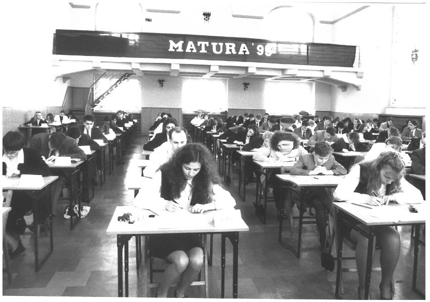 Maturzyści podczas pisania egzaminu - rok 1995.
